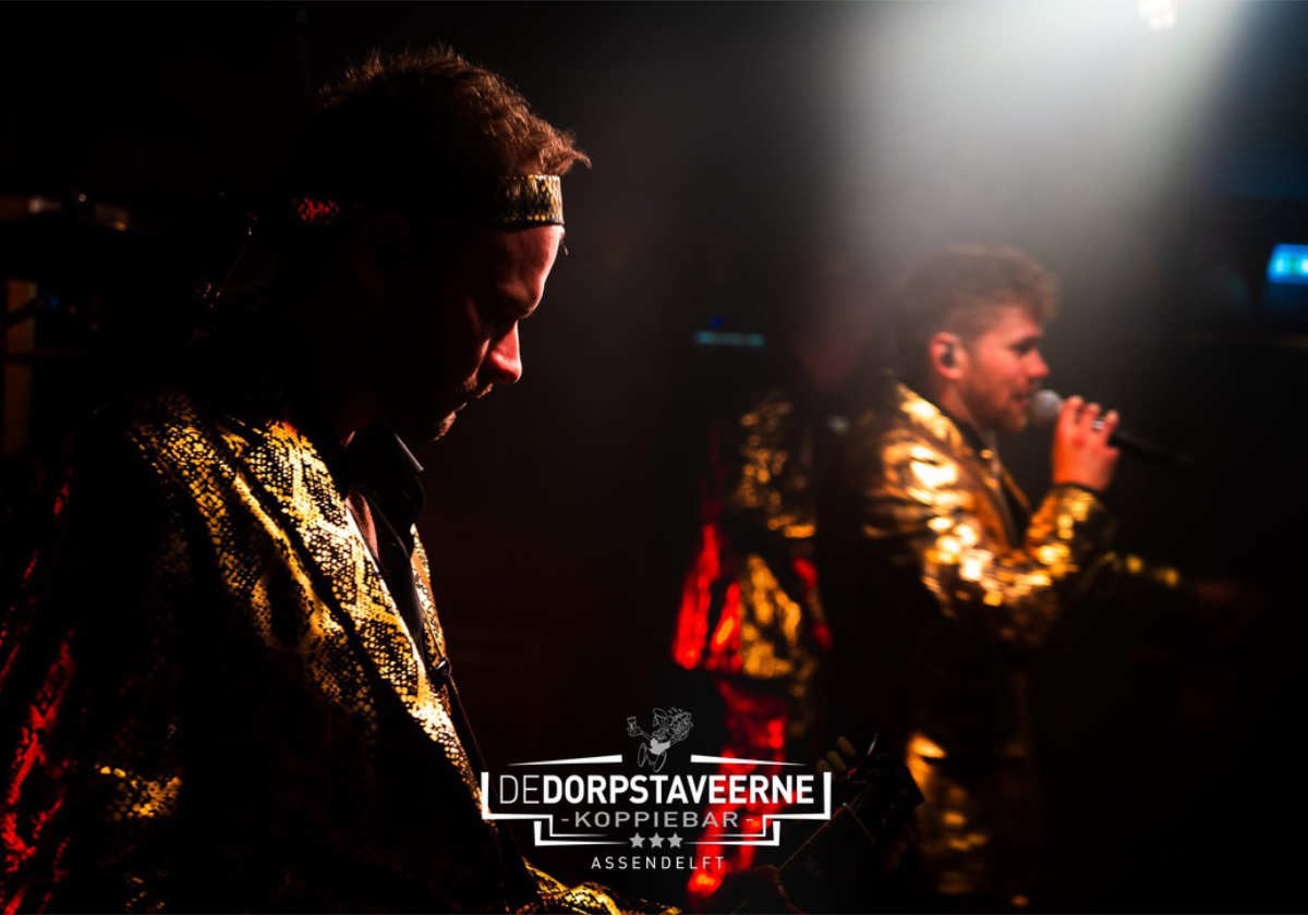 Crowd enjoys concert, singer performs under spotlight